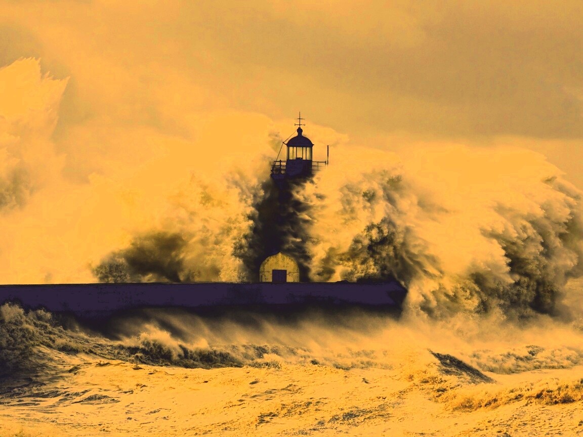 Маяк в шторм обои