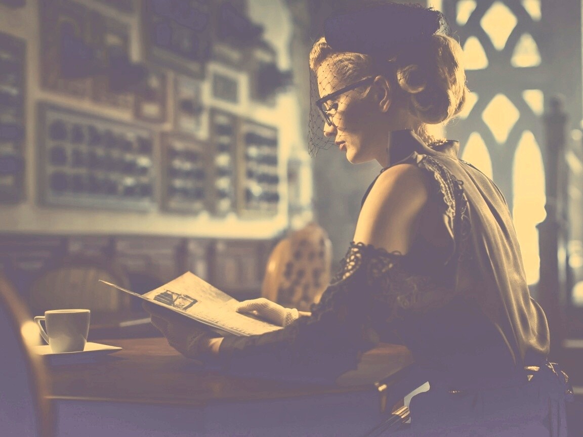 Витажная девушка в кафе обои