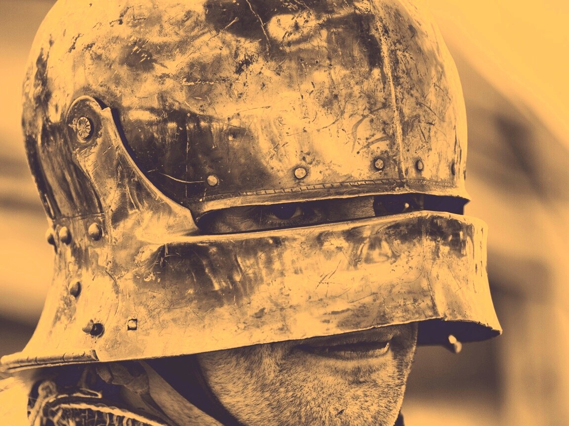 Человек в доспехах обои
