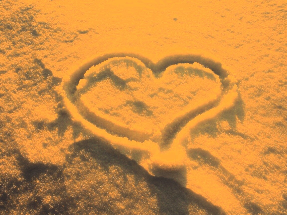 Сердечко на снегу обои