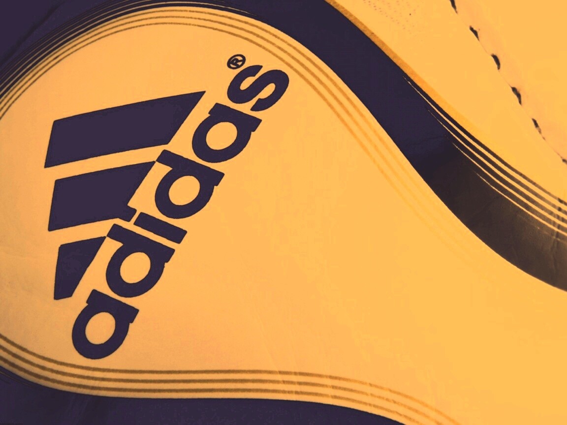 Мяч с логотипом Adidas обои