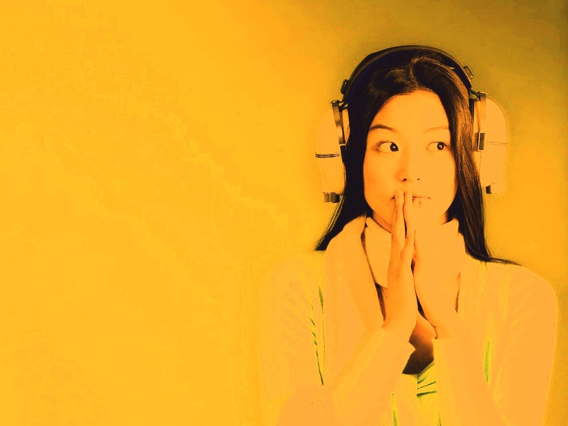 Японка в наушниках обои