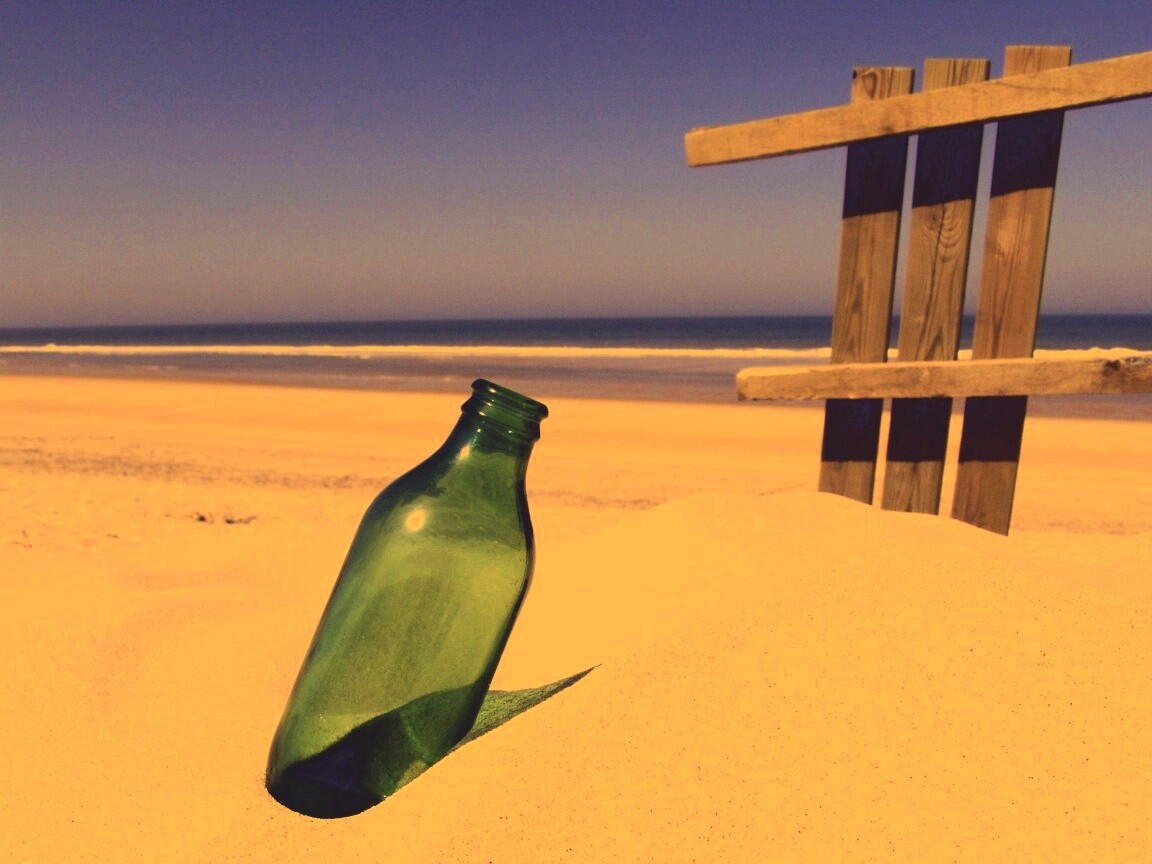 Бутылка на пляже обои