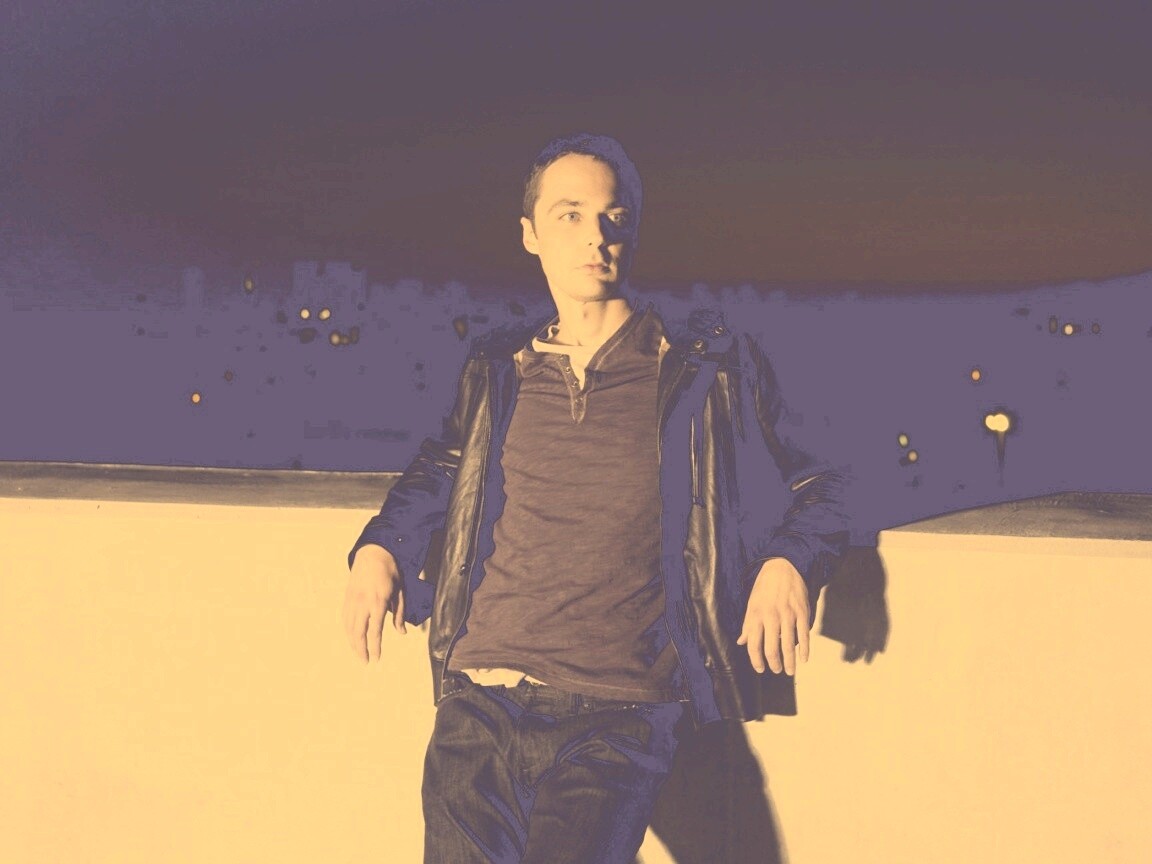 Джим Парсонс на балконе обои