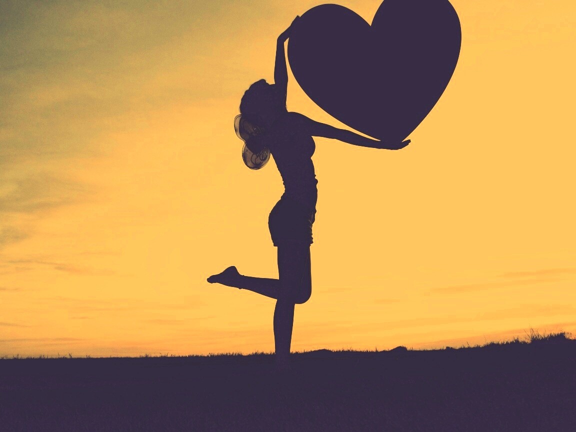 С сердцем в руках обои