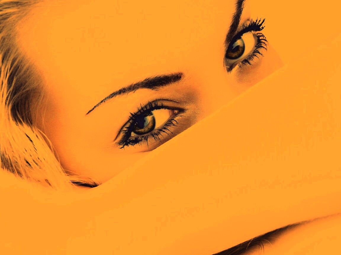 Девушка прикрыла лицо рукой обои