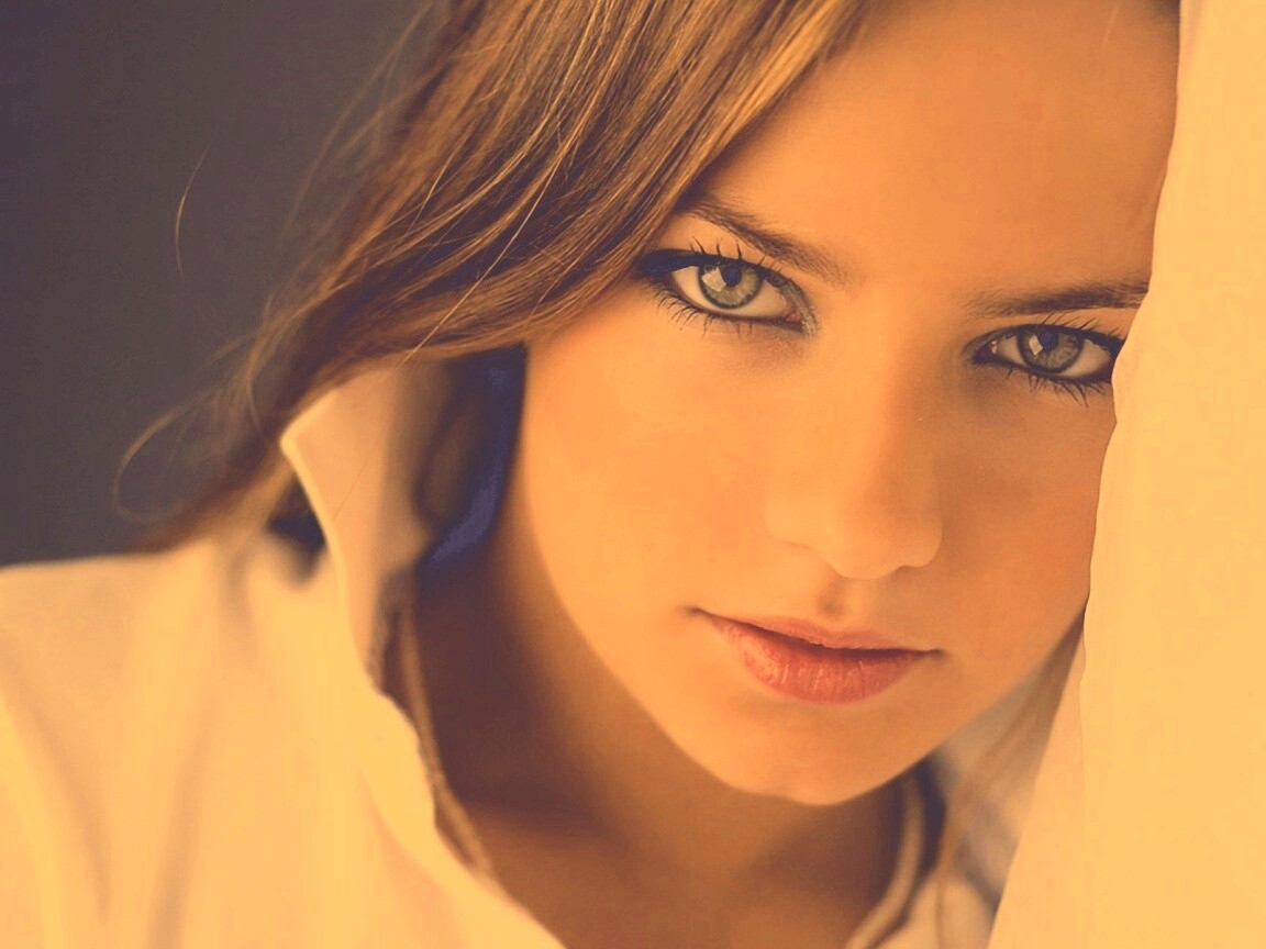 Красивая молодая девушка обои