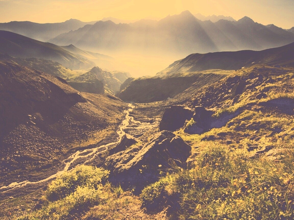 Горы и ручей обои