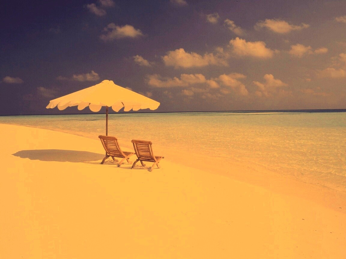 Песчаный пляж с двумя жезлонгами обои