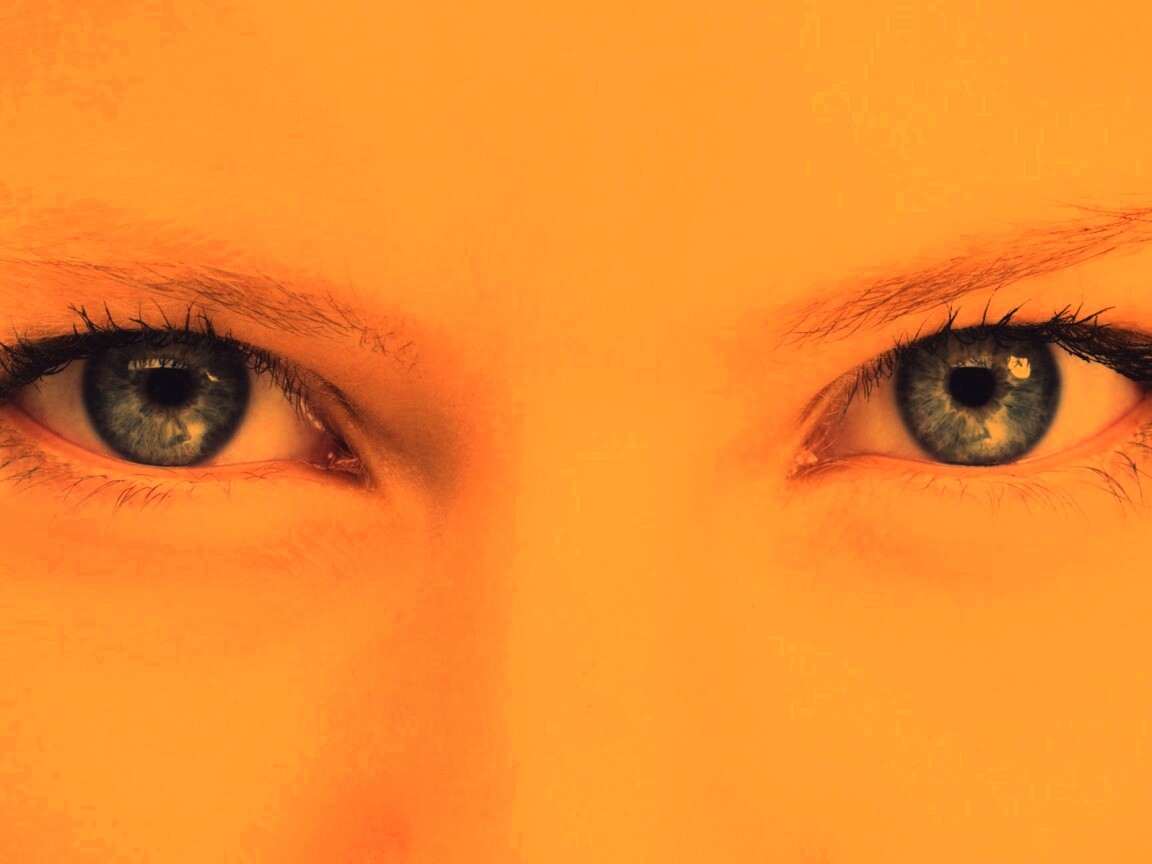 Она смотрит на тебя обои