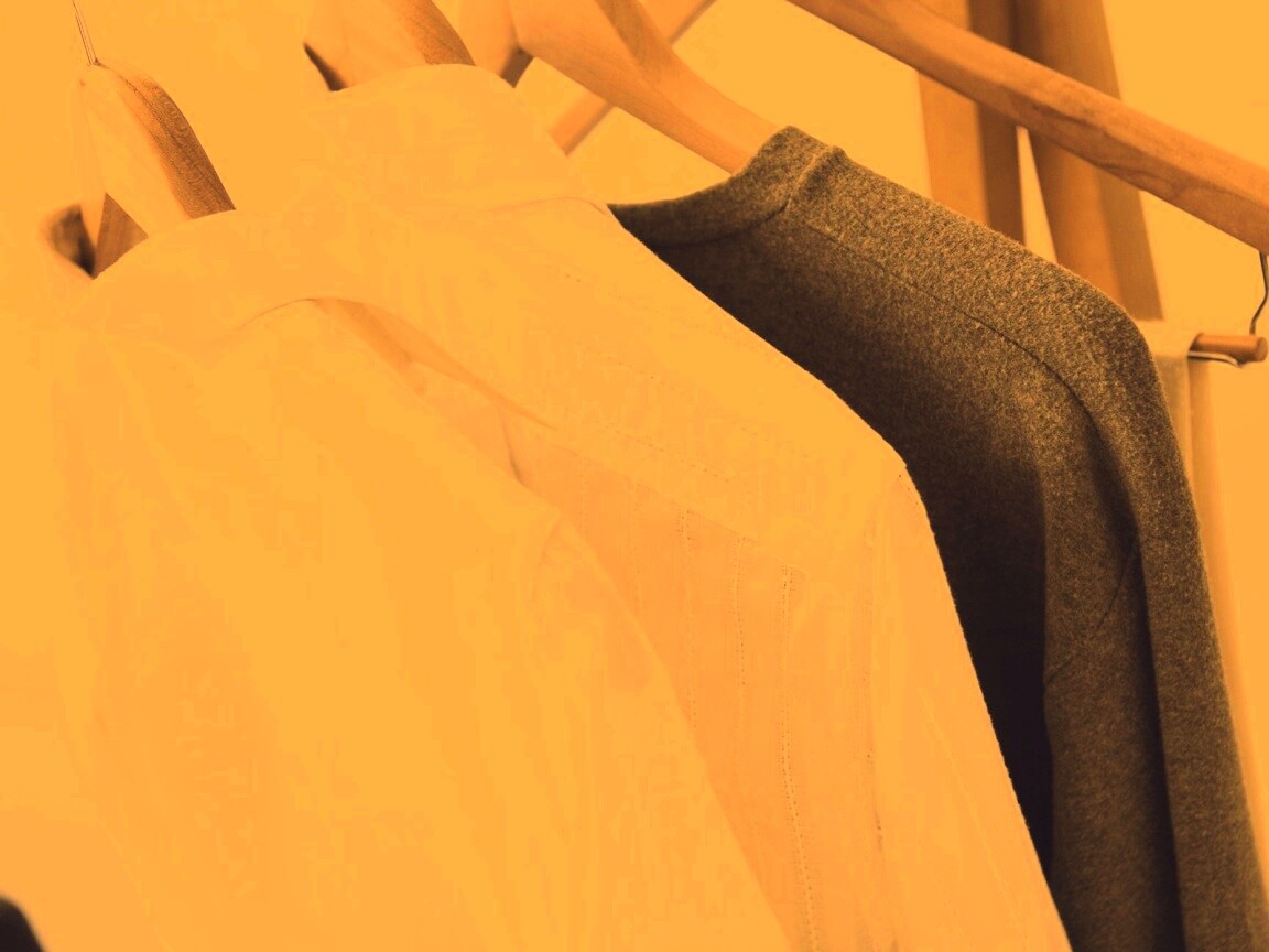 Вещи на вешалке обои