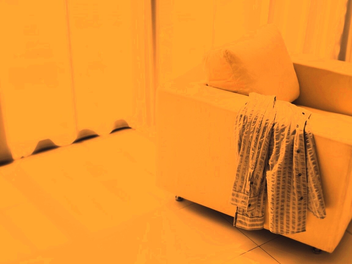 Рубашка на кресле обои