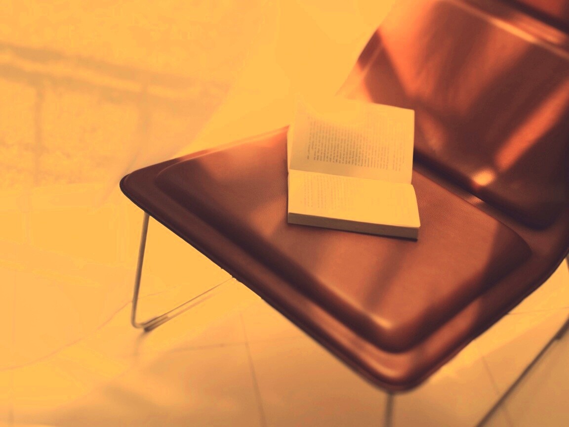 Книга на стуле обои