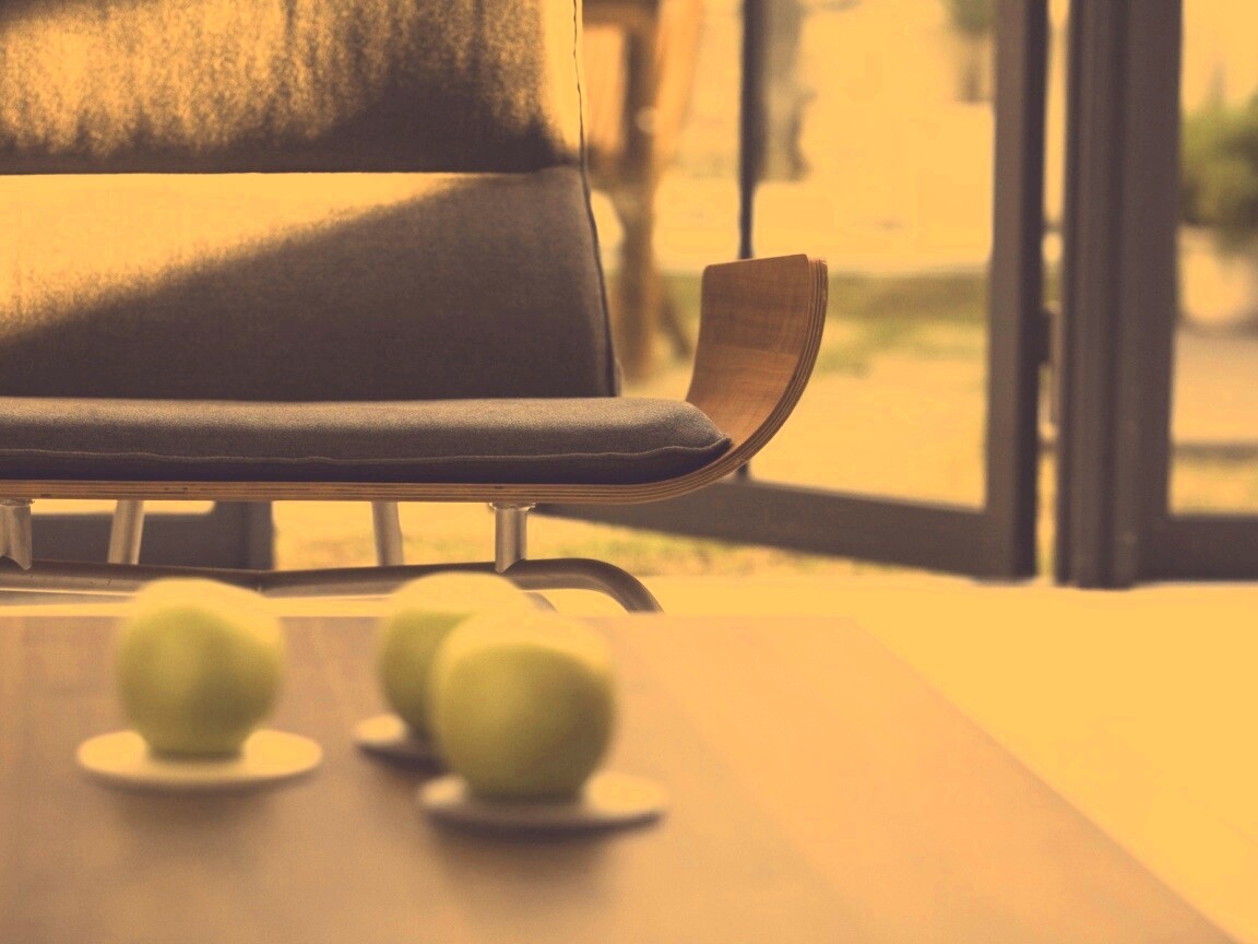 Яблоки на столе обои