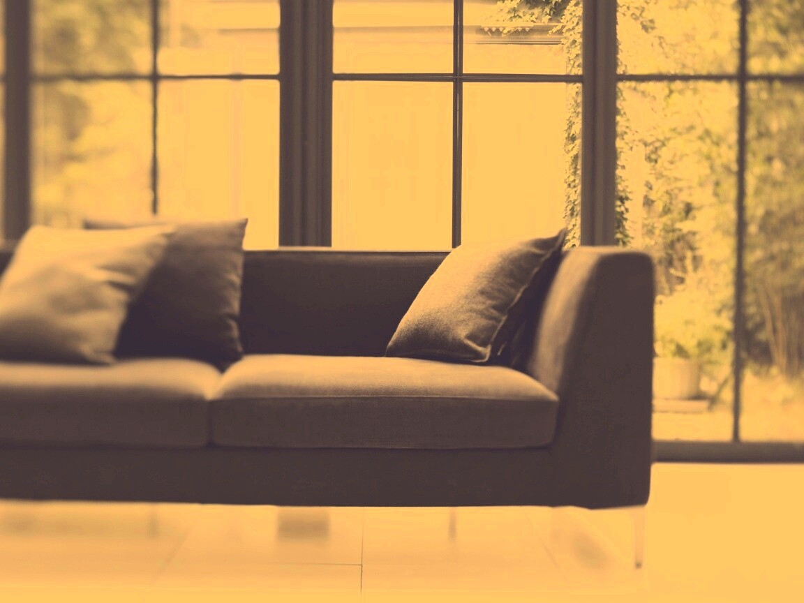 Диван в комнате обои