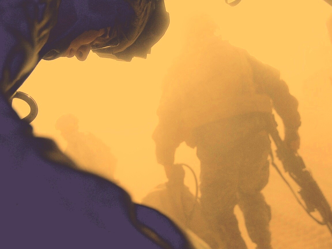 Солдаты выходят из броневика обои