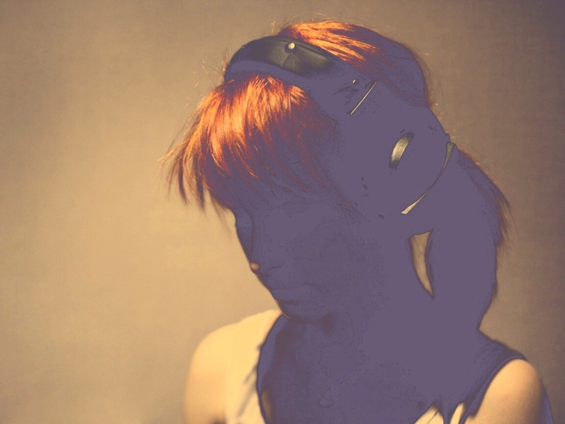 Рыжая в наушниках обои