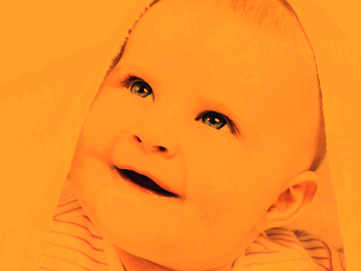 Малыш под полотенцем обои