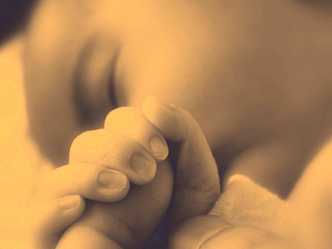 Младенец держит палец обои