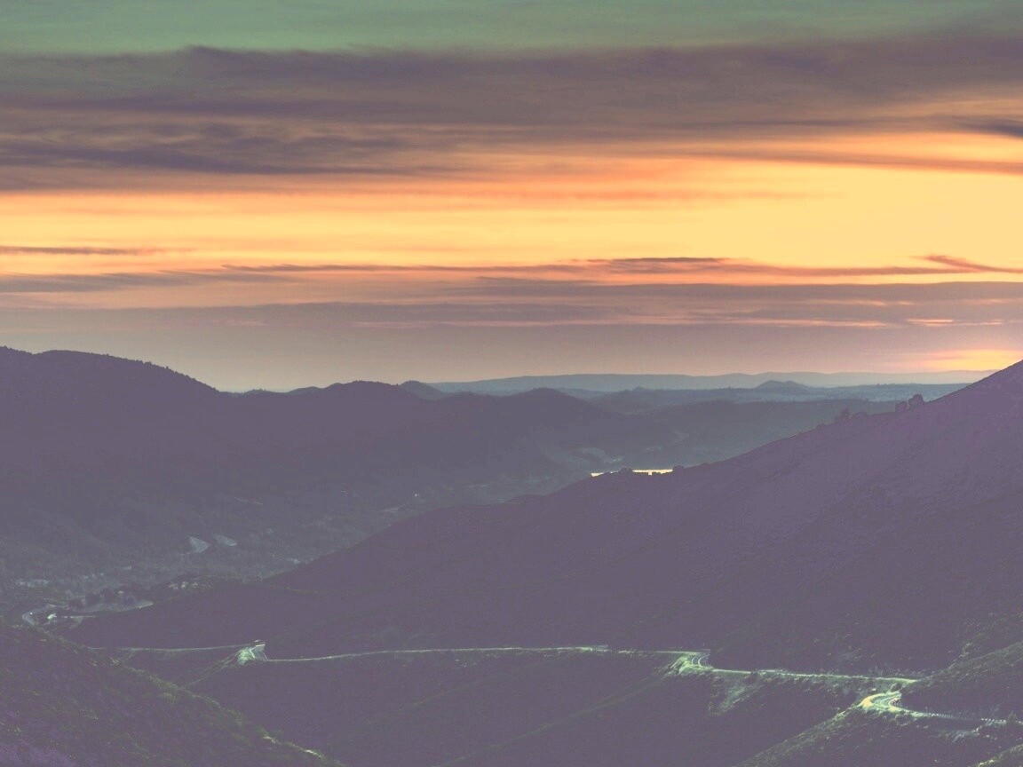 Закат на склонах гор обои