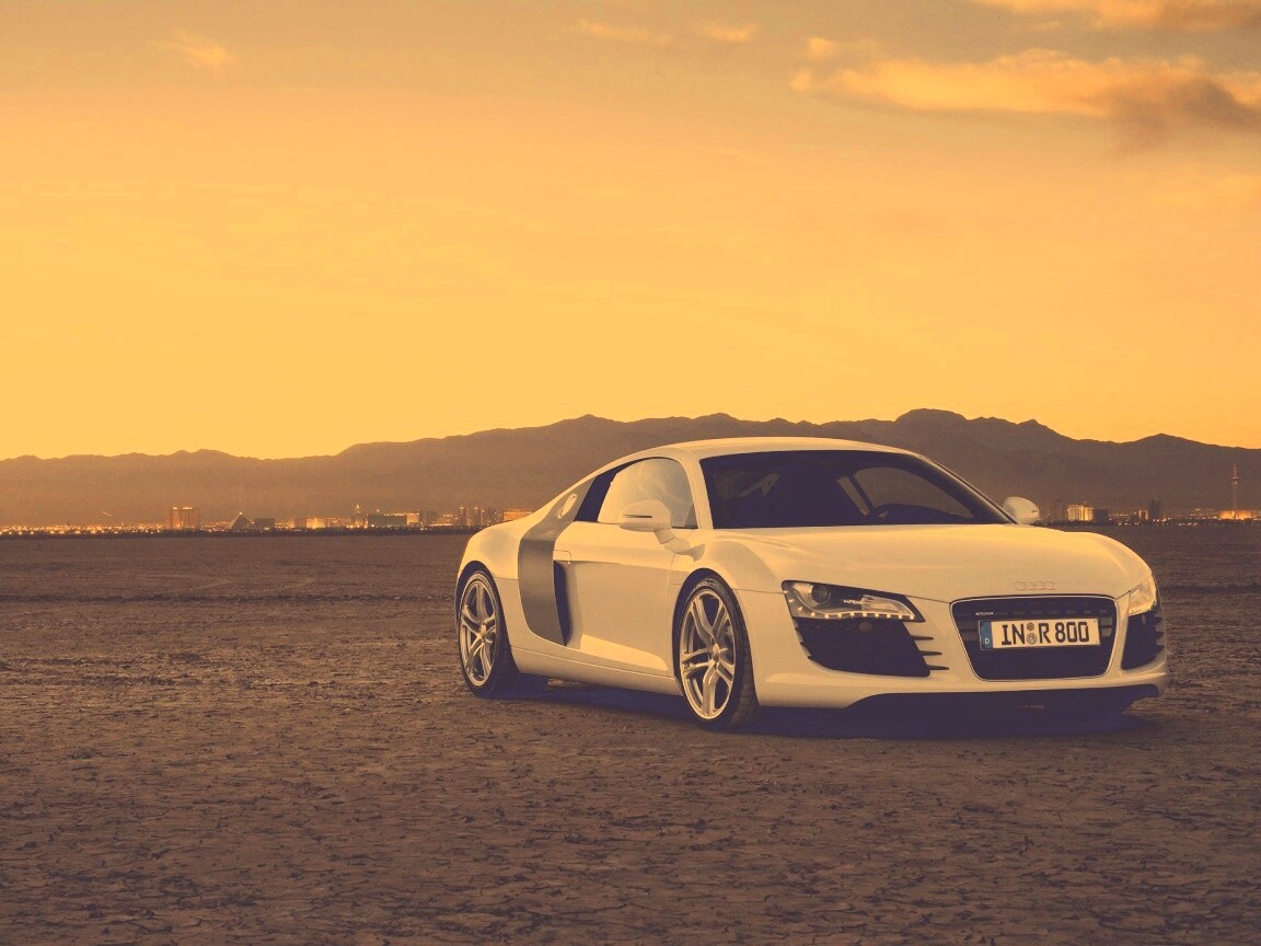 Белоснежная Ауди Р8 в пустыне обои