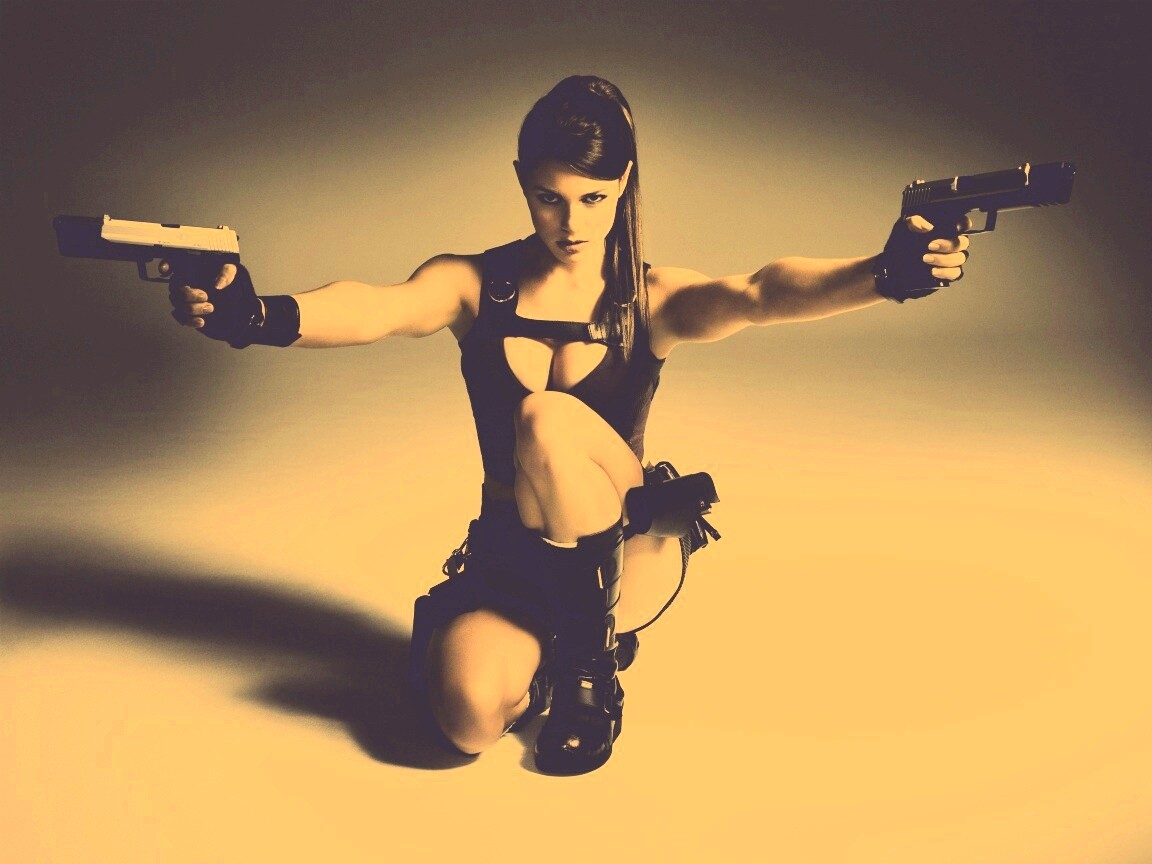 Alison Carrol в роли Лары Крофт обои