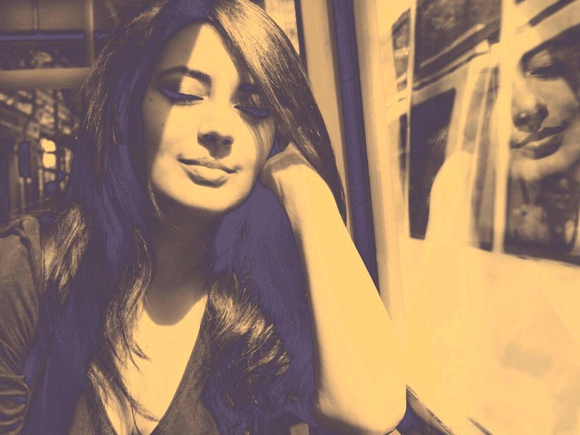 Девушка с закрытыми глазами в электричке обои