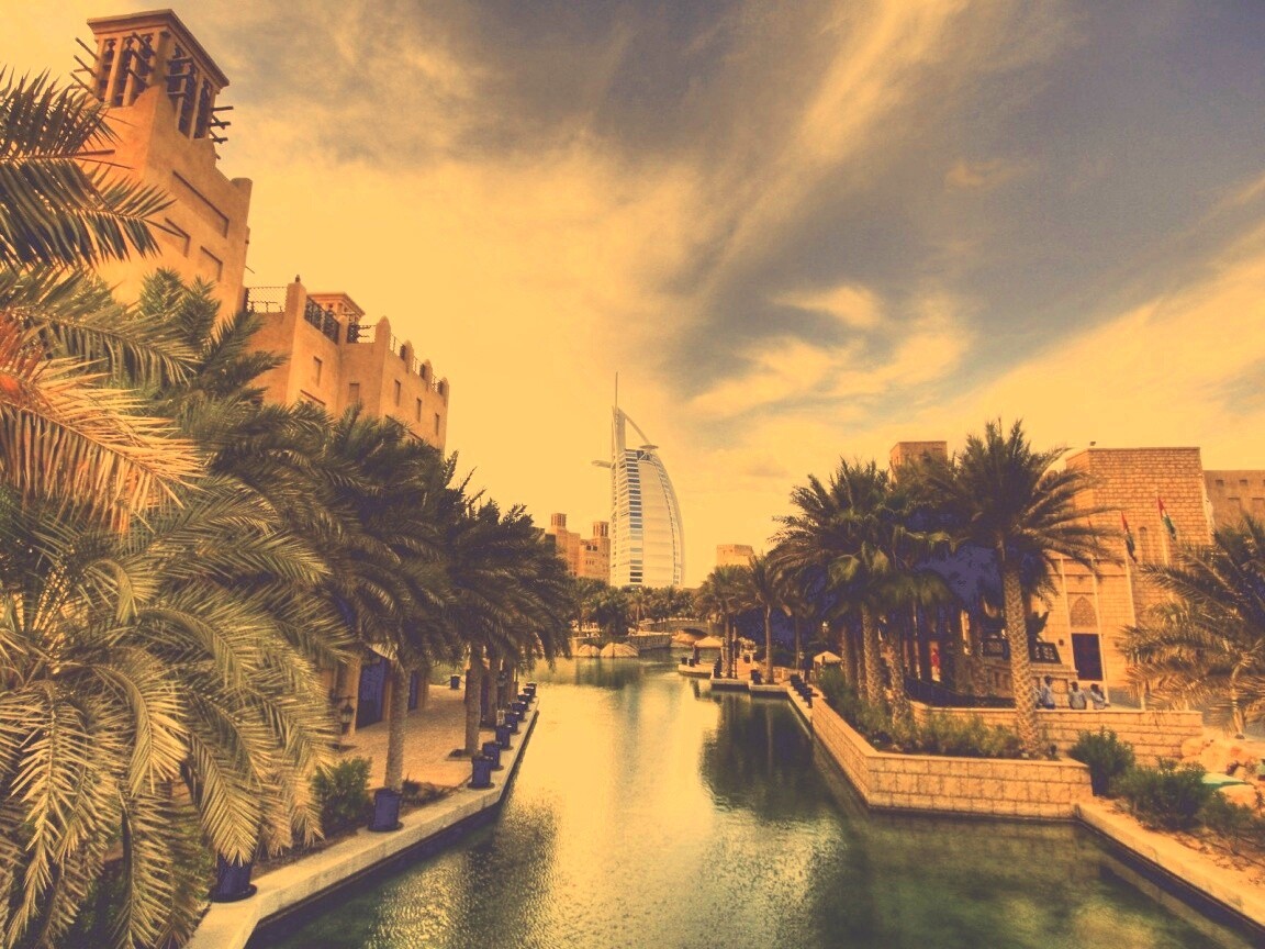 Вид на гостиницу Бурдж Аль Араб в Дубае обои