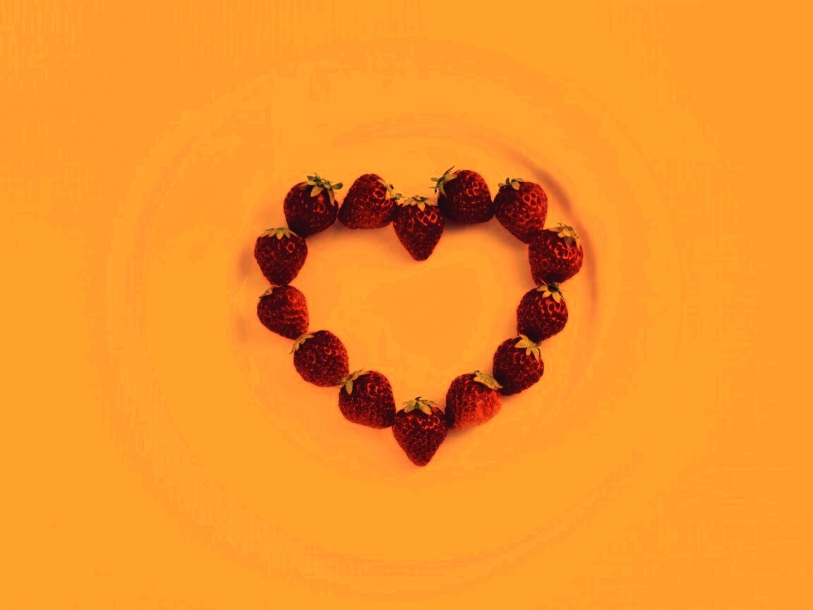 Тарелка с сердечком из клубники обои