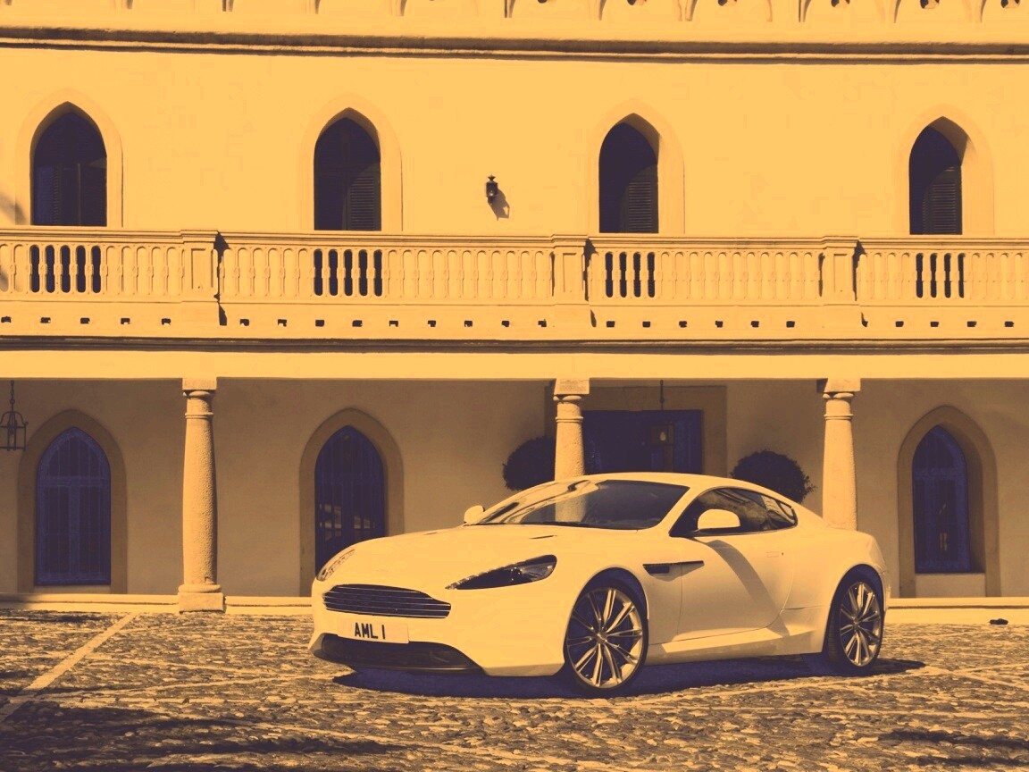 Астон Мартин в дворике дома обои