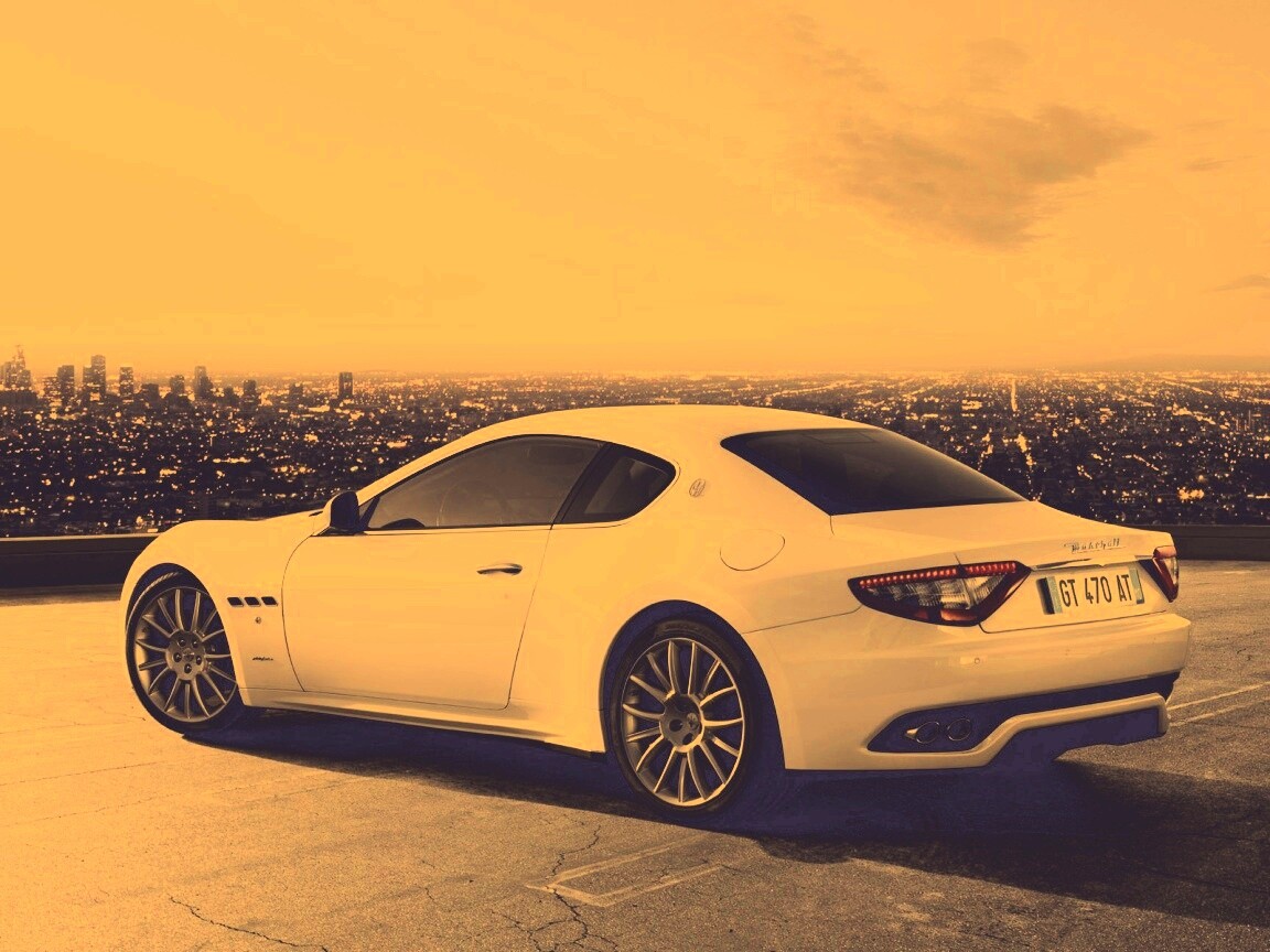 Maserati Granturismo на фоне города обои