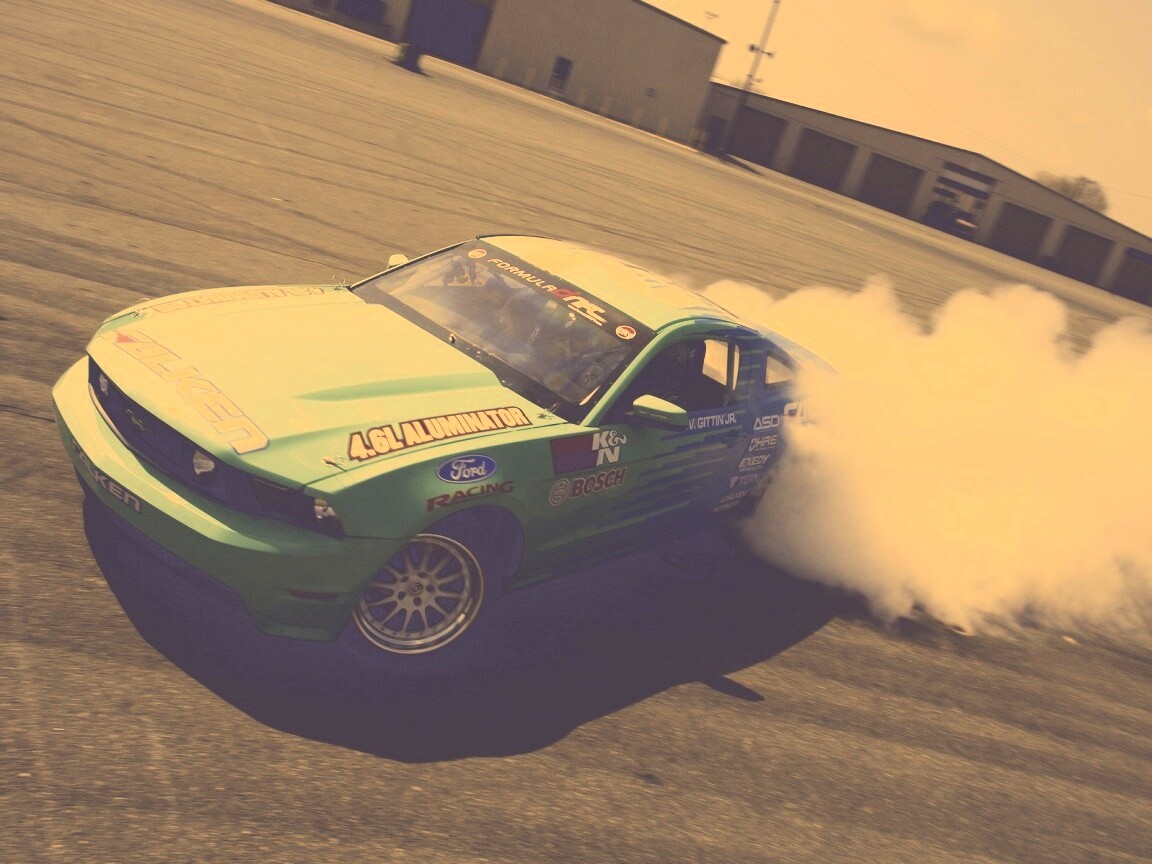 Мустанг дрифтует обои