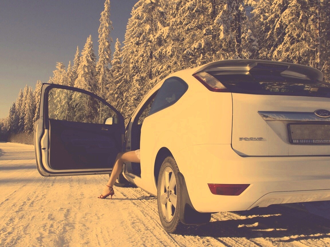 Девушка выходит из Ford Focus обои