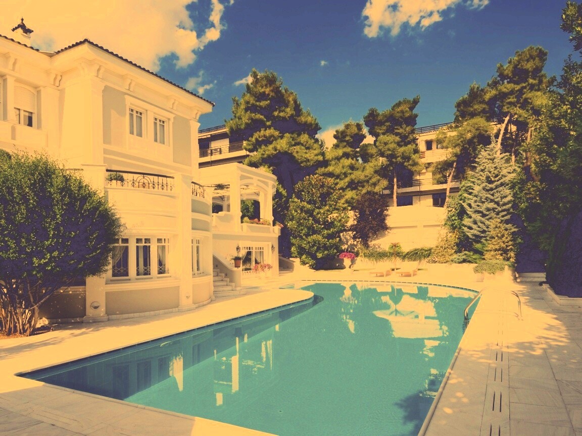 Особняк с бассейном обои