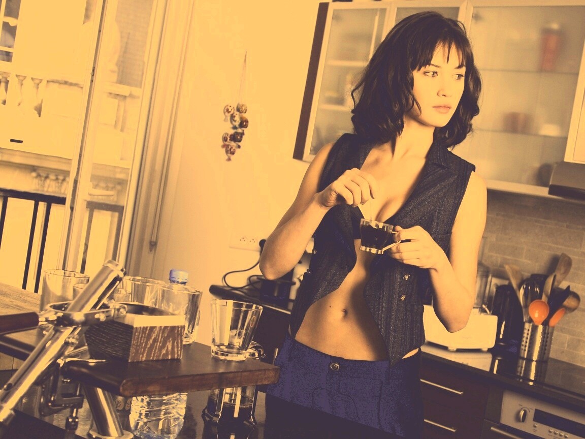 Ольга Куриленко пьет кофе обои