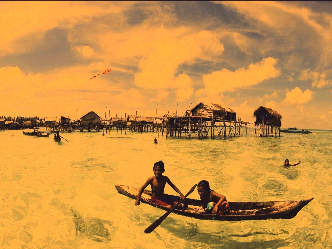 Дети в лодке у поселения туземцев обои