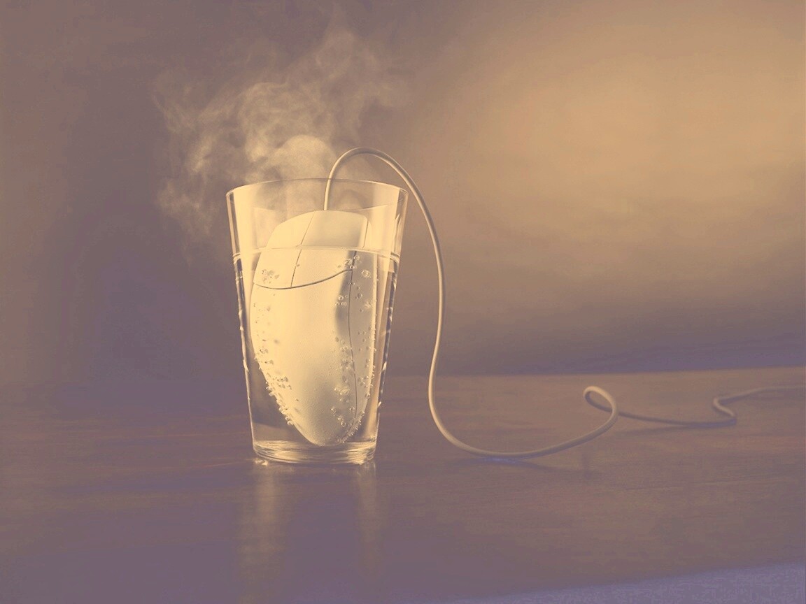 Дымящаяся мышка в стакане воды обои