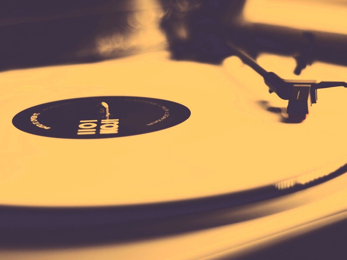 Пластинка на пульте диджея обои