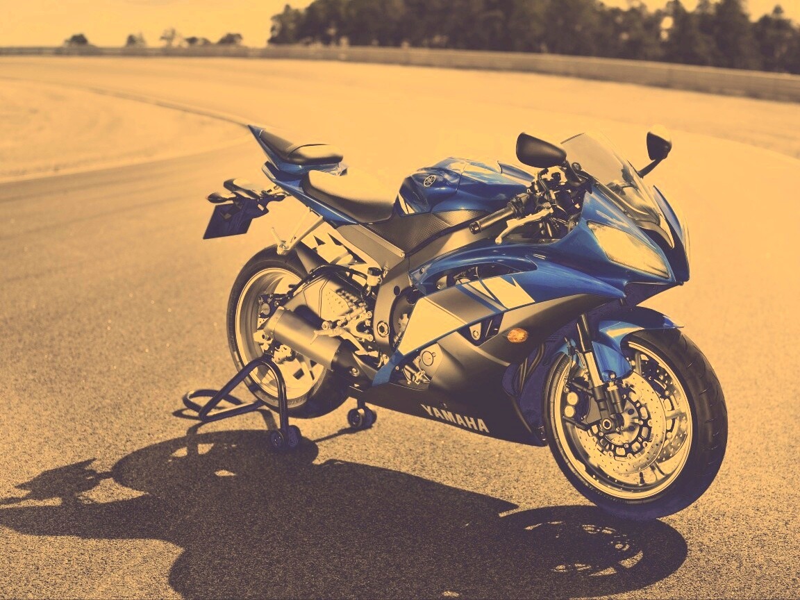 Мотоцикл Ямаха с блокиратором заднего колеса обои