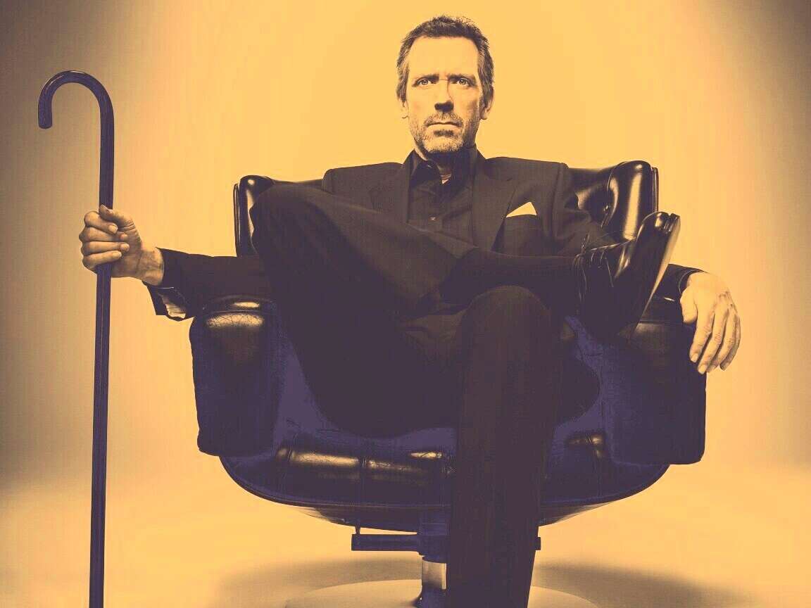 Хью Лори в кресле обои