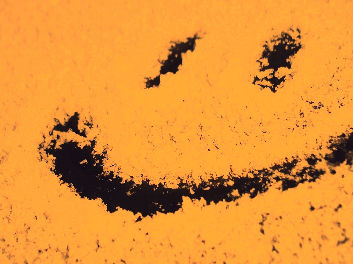 Смайлик на заснеженном стекле обои