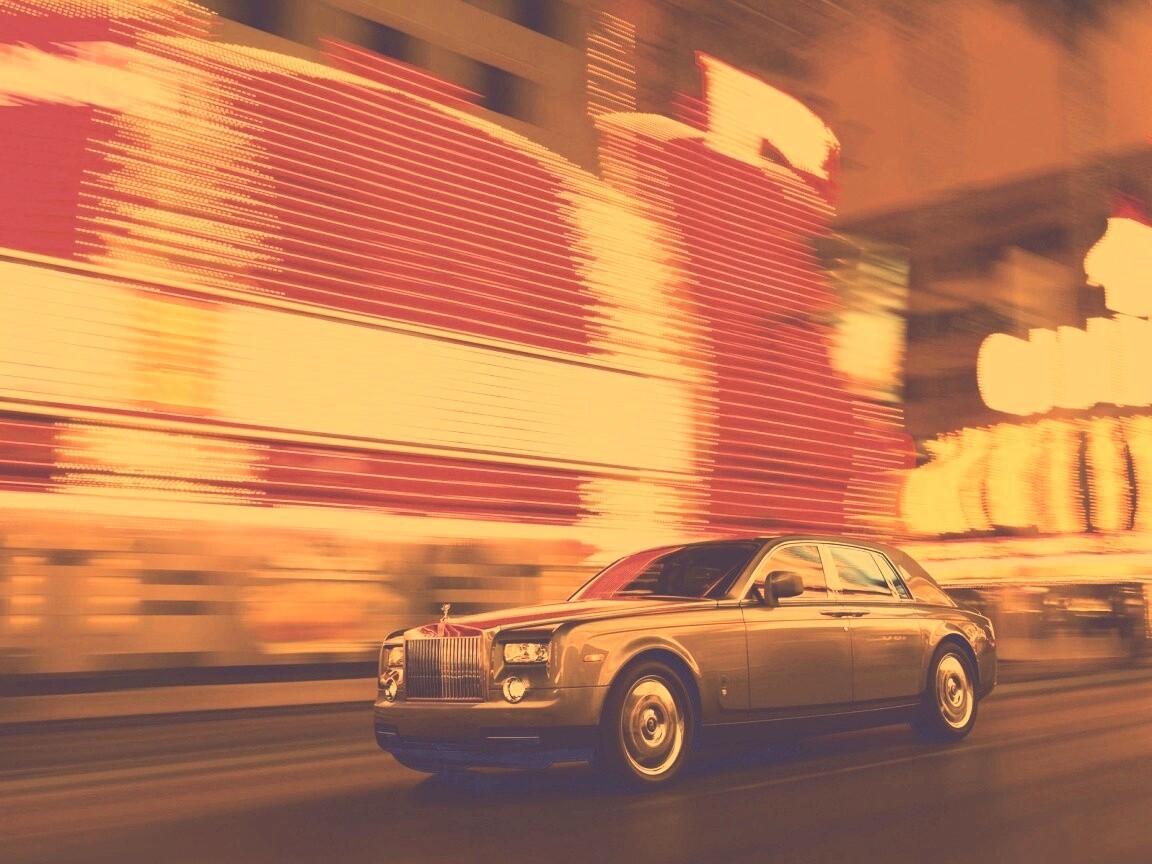 Rolls-Royce Phantom едет через город обои
