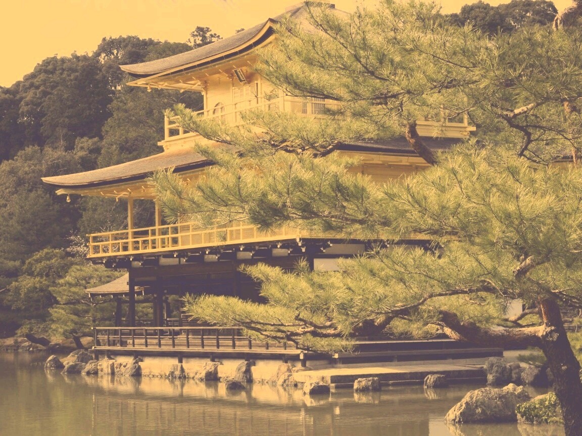 Пагода на берегу озера обои