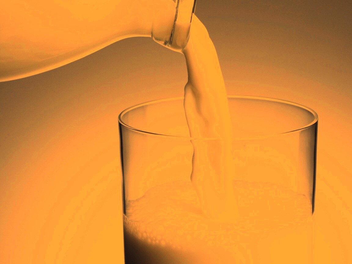 Молоко наливают в стакан обои