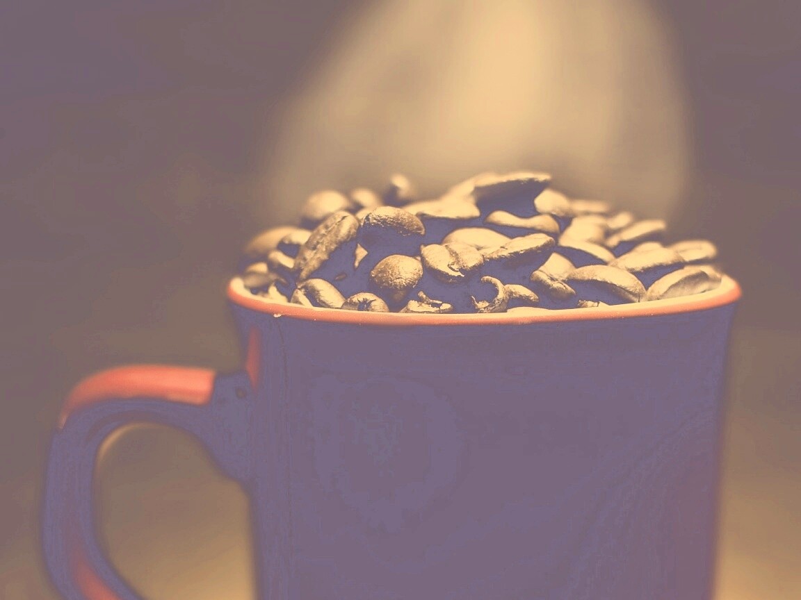 Полная кружка кофейных зёрен обои