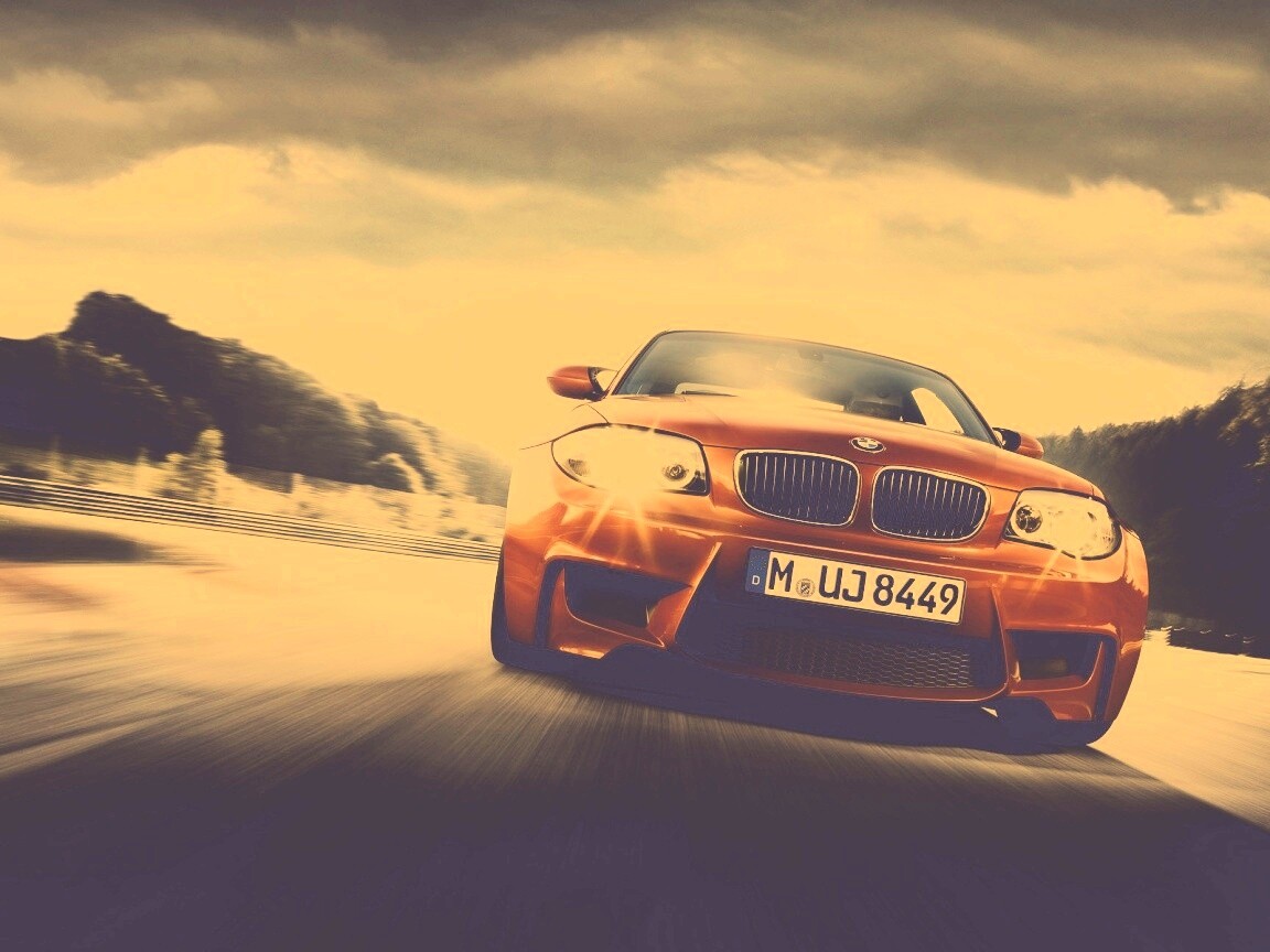 Оранжевый BMW M1 Coupe на треке обои