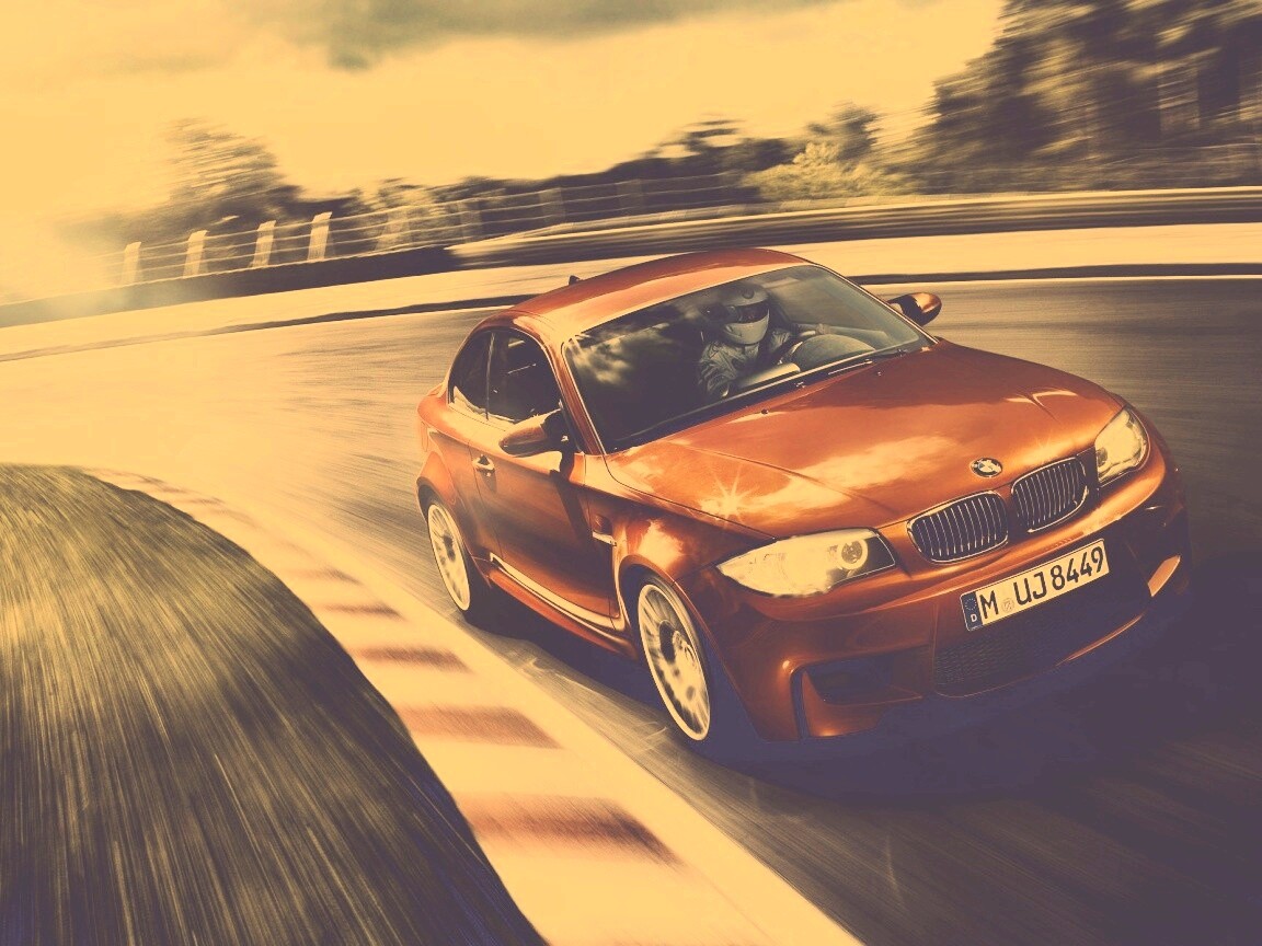 Гонщик за рулем BMW M1 обои