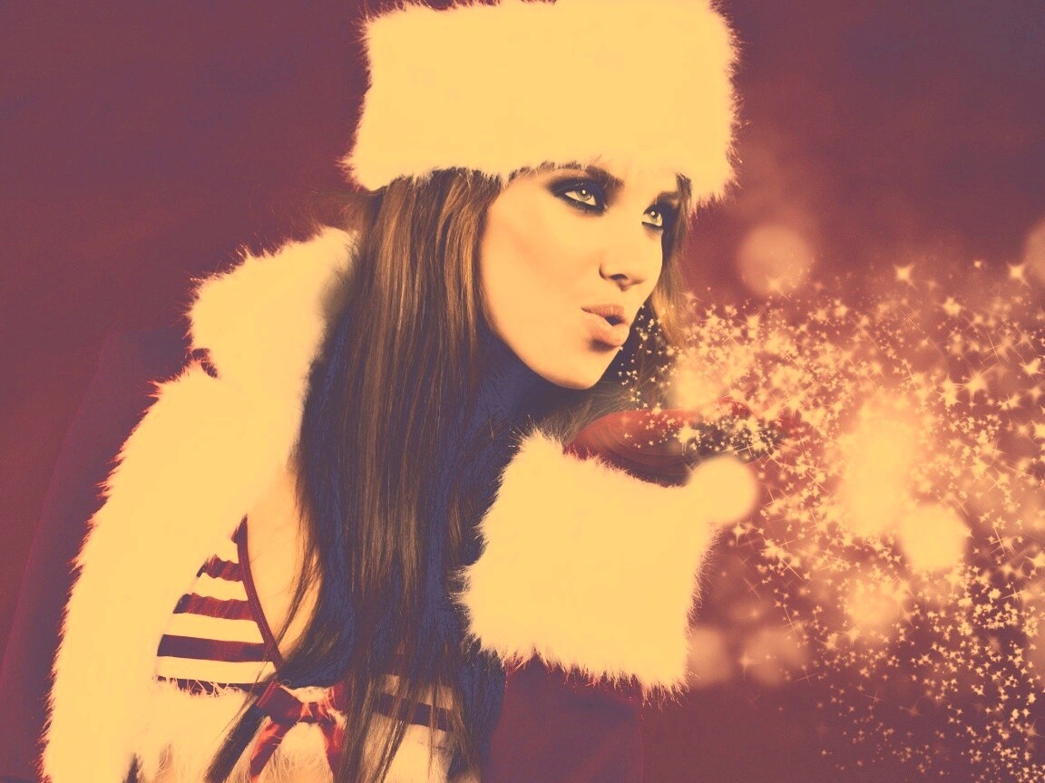 Снегурочка дует на снежинки обои