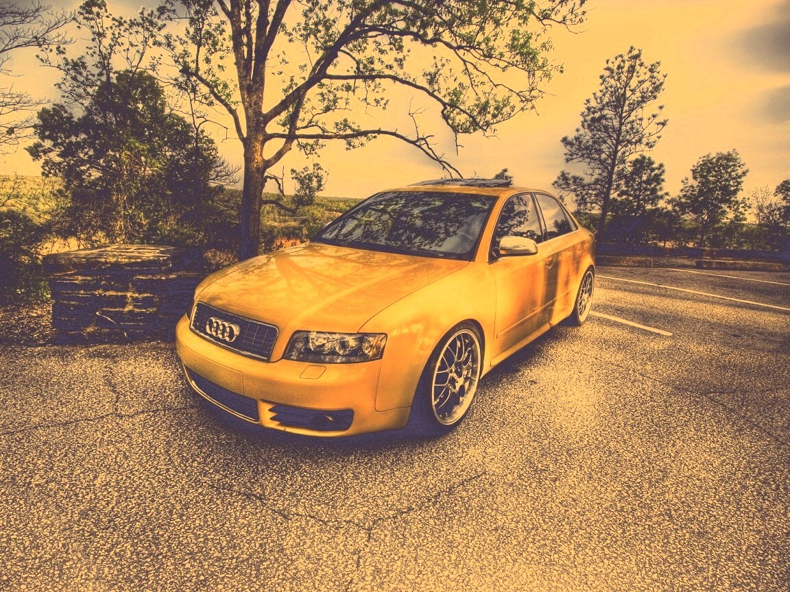Желтый Ауди на дороге обои