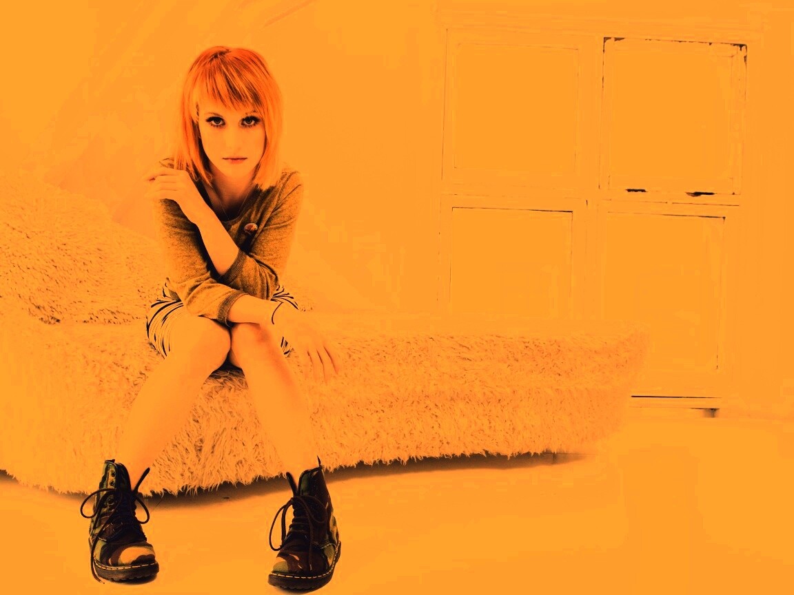 Рыжая в комнате обои